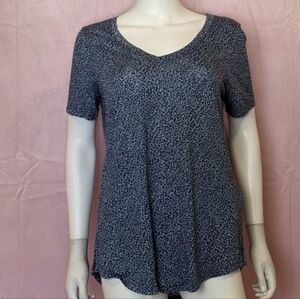 Athleta Breezy Scoop V Neck Tee in Blue Leopard Print size Medium